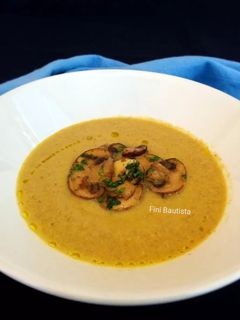 Una foto de Crema de champiñones portobello y pollo con romero
