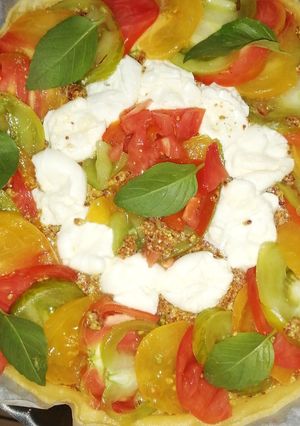 Une photo de Tarte tomate mozzarella et basilic