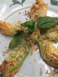 Una foto de Flores de zapallo rellenas -al horno
