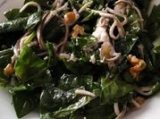 Una foto de espinaca con gulas