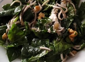 Foto principal de Ensalada templada de espinacas, gulas al ajillo y rulo de cabra