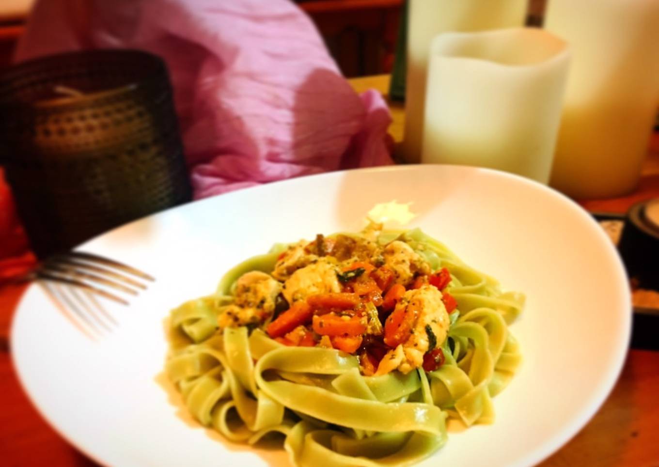 Tallarines de espinaca en guarnición de pollo, espárragos y hortalizas con parmesano “Farin style”