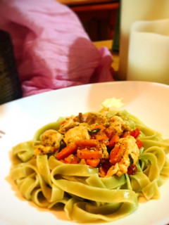 Una foto de Tallarines de espinaca en guarnición de pollo, espárragos y hortalizas con parmesano “Farin style”