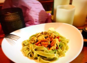 Una foto de Tallarines de espinaca en guarnición de pollo, espárragos y hortalizas con parmesano “Farin style”