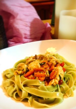 Una foto de Tallarines de espinaca en guarnición de pollo, espárragos y hortalizas con parmesano “Farin style”