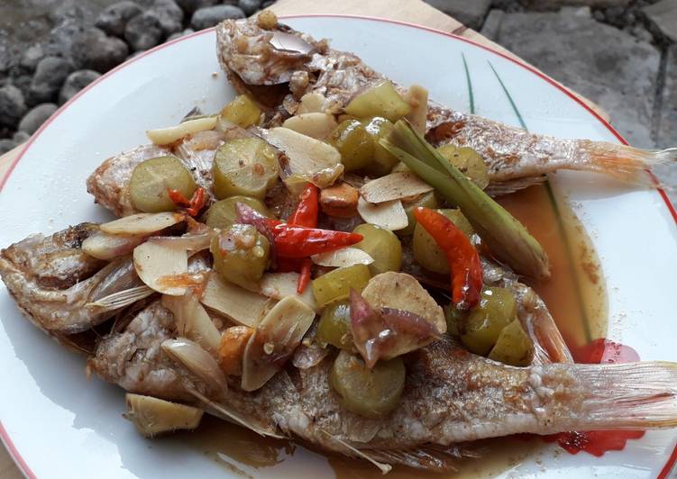 Langkah mengolah Ikan kuniran kuah asem belimbing wuluh sedap