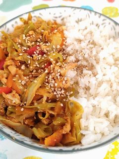 Una foto de Repollo rehogado con tofu