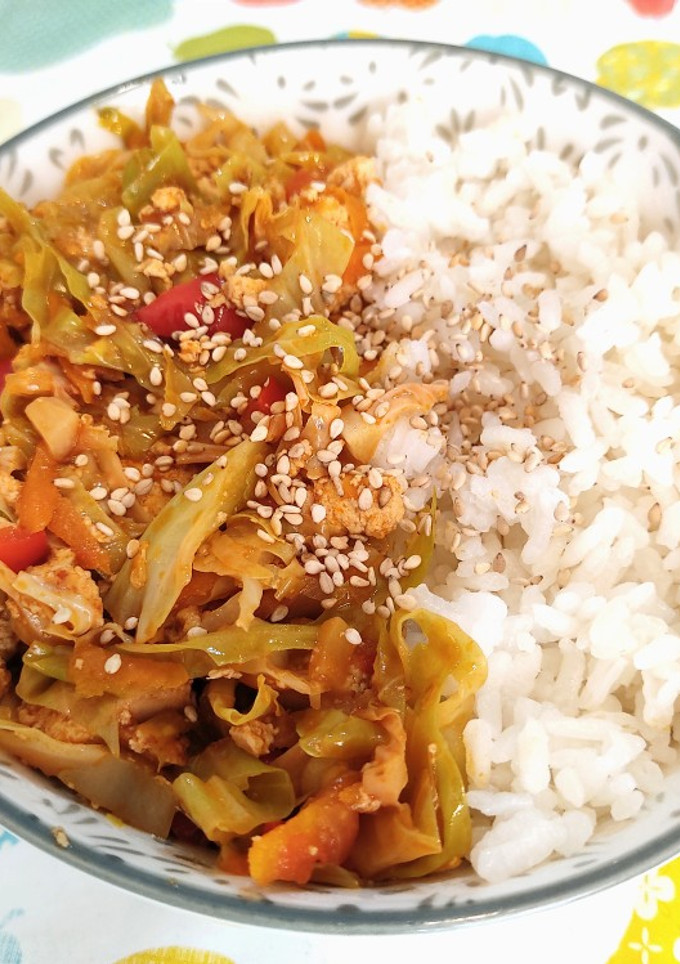 Una foto de Repollo rehogado con tofu