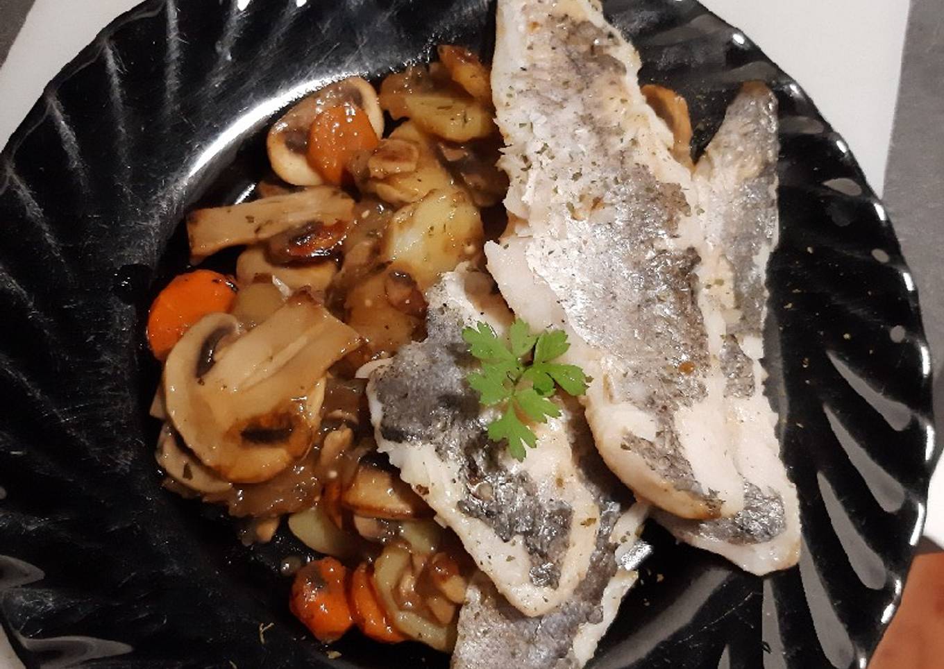 Merluza con un salteado de patata, ajo, zanahoria y champiñones