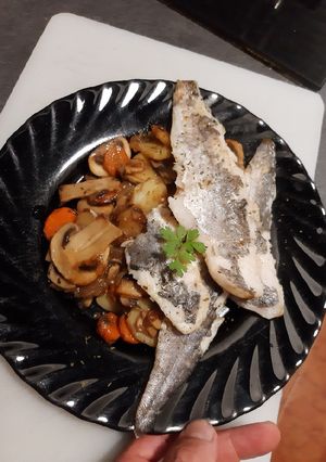 Una foto de Merluza con un salteado de patata, ajo, zanahoria y champiñones