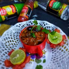 A picture of Tamatar aur lehsan ki chutney.