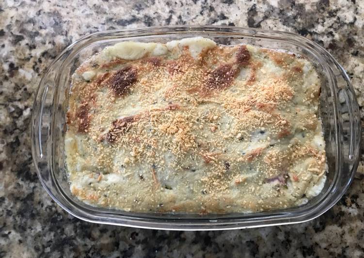 Gratinado de aspargos com presunto e purê de batatas ao molho de gorgonzola