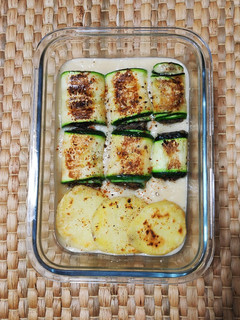 Una foto de Mini canelones de calabacín y champiñones con crema de coliflor