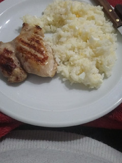 Una foto de Arroz con queso, huevo y pollo a la plancha