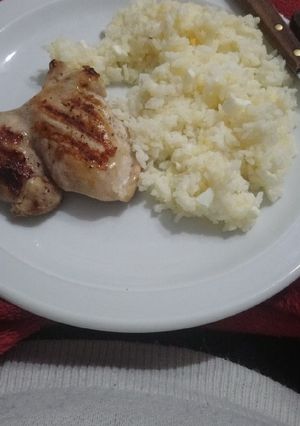 Una foto de Arroz con queso, huevo y pollo a la plancha