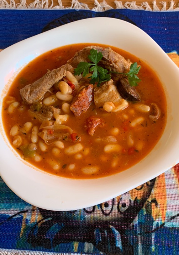 Una foto de Alubias blancas con costillas