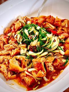 Foto resep Tumis Tahu dengan Lokio (Daun Bawang Batak)