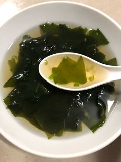 รูปของ ซุปสาหร่ายวากาเมะ (ใส)🥄 🥢🍶#เย็นนี้ผอมแน่