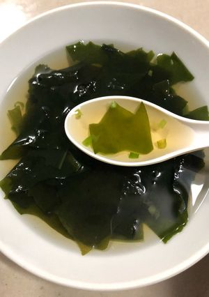 รูปของ ซุปสาหร่ายวากาเมะ (ใส)🥄 🥢🍶#เย็นนี้ผอมแน่