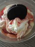 Gelato home made alla banana,sciroppo di amarena e oreo