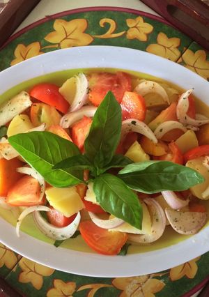 Foto di Insalata estiva di pomodori, patate e cipolle