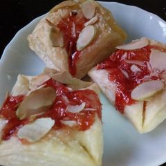 A picture of Jam Puffs.