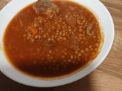 Una foto de ossobuco con lentejas