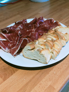 Una foto de Plato de jamón con pan