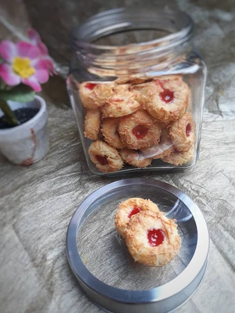 Easy Steps to Make Cruncy strawberry thumbprint cookies the Delicious Really delicious