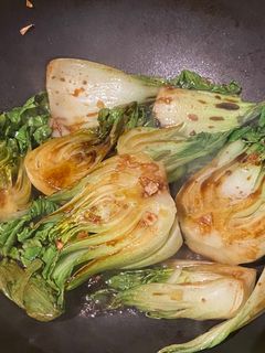 Una foto de Pak choi salteado