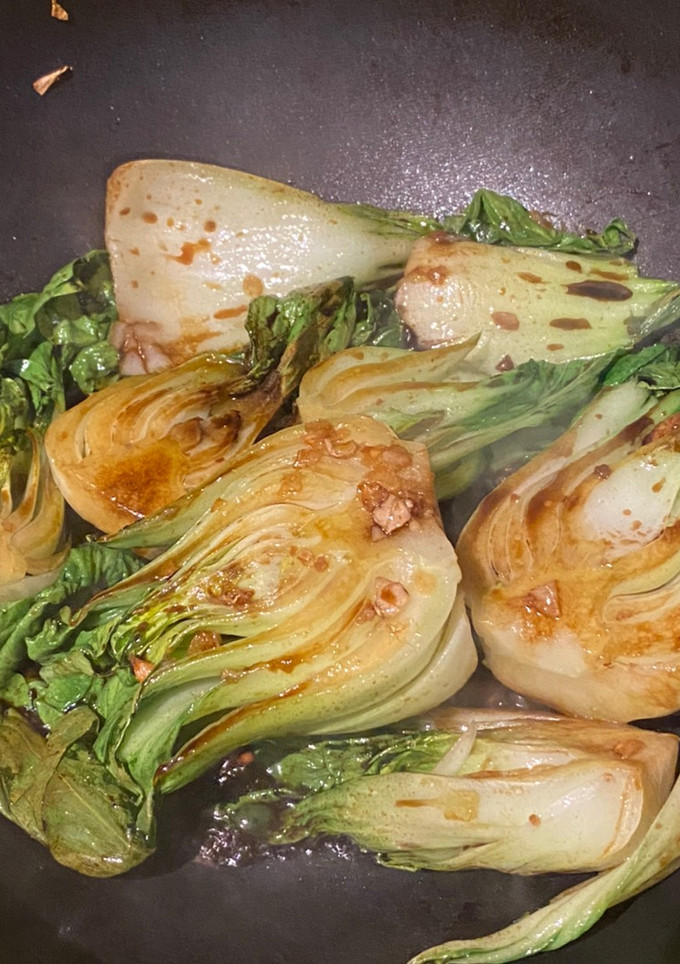 Una foto de Pak choi salteado