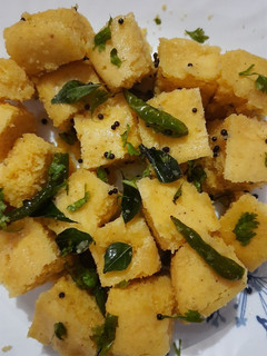 खमण ढोकला (Khaman Dhokla recipe in Hindi) रेसिपी मुख्य फोटो