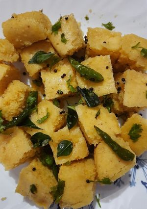 खमण ढोकला (Khaman Dhokla recipe in Hindi) रेसिपी मुख्य फोटो