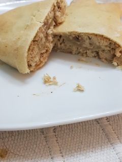 Una foto de Masa de pizza rellena de lomo en salsa MCC