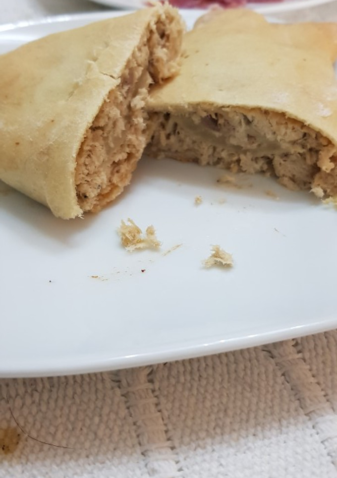 Una foto de Masa de pizza rellena de lomo en salsa MCC