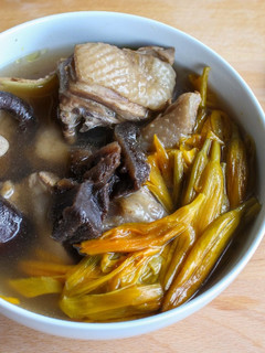【老菜脯金針花香菇雞湯】湯頭清爽甘甜、溫順 的食譜成品照片