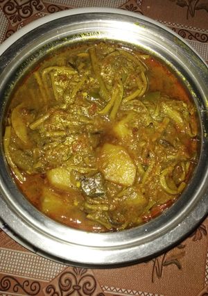 আলু বেগুন দিয়ে সজনে ডাঁটা (Aloo begun diye sojne danta recipe in Bengali) রেসিপির প্রধান ছবি
