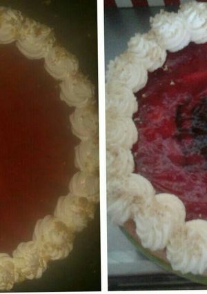 Una foto de Tarta de frutas con crema diplomata y gelatina