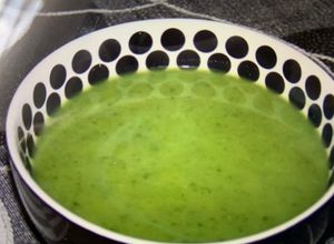 Une photo de Velouté de feuilles de choux-raves