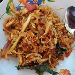 A picture of Ayam suwir pedas.