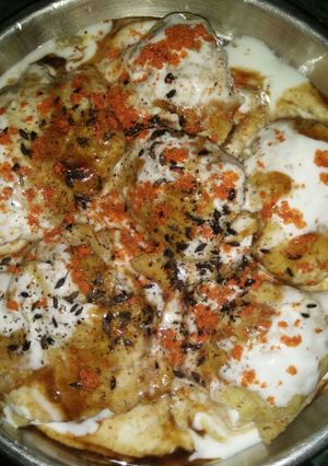 A picture of Dahi bhalla.