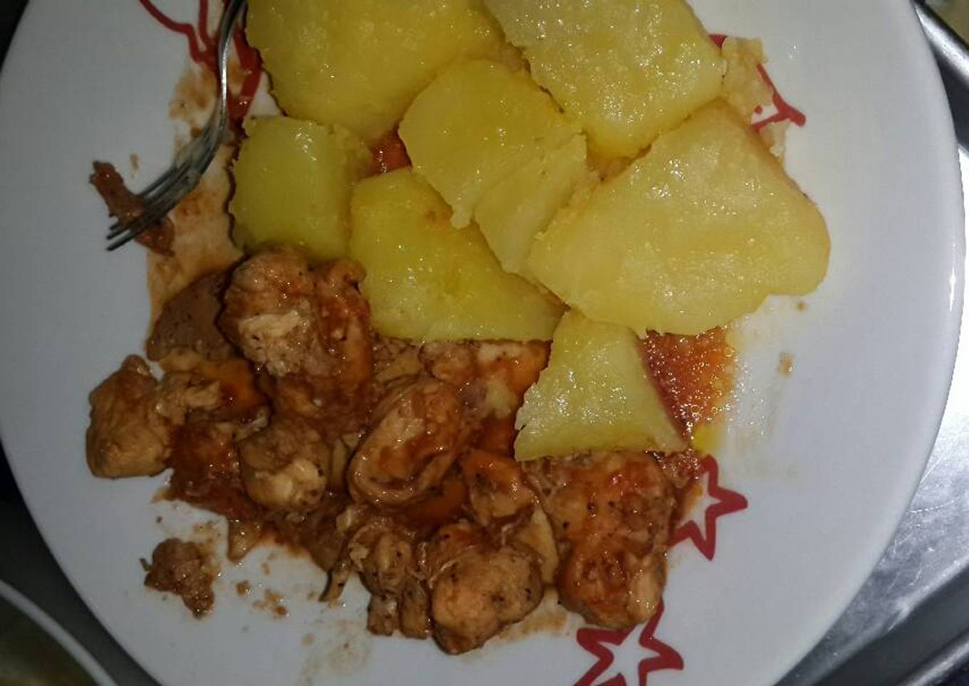 Papas sancochadas con pollo gisado