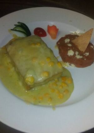 Una foto de Pan de elote bañado en salsa poblana