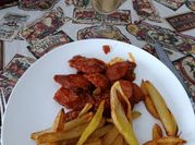Una foto de papas fritas con salchicha