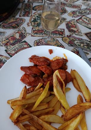 Una foto de Salchichas con Fritada y Patatas Fritas