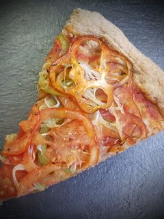 Una foto de Pizza integral de verduras sin queso🍕🍕