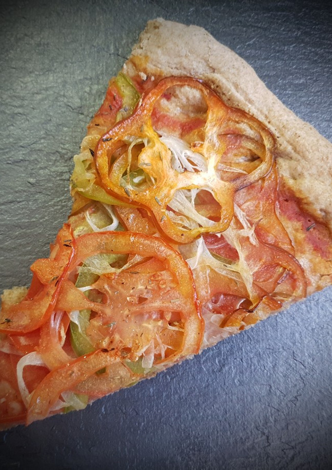 Una foto de Pizza integral de verduras sin queso🍕🍕
