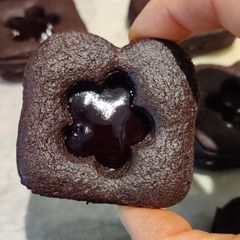 A picture of Chocolate Raspberry Linzer Cookies.