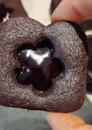 A picture of Chocolate Raspberry Linzer Cookies.