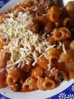 Una foto de Macarrones con carne picada tomate